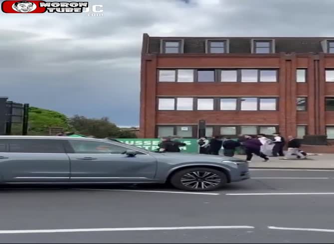 Video :In London's streets, two groups brawl